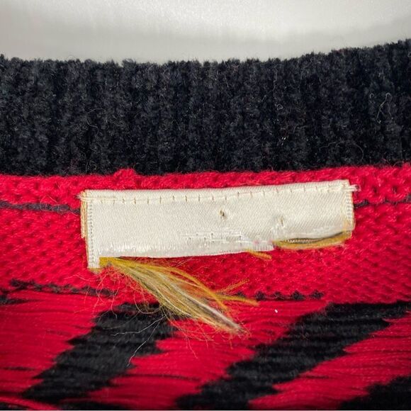 Women’s Round Neck Red and Black Geometric Print Sweater size L - Picture 2 of 3